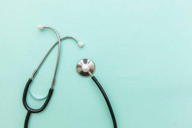 Tıp ekipmanları stetoskop veya fonndoskop trendy pastel mavi arka plan izole. Doktor için alet cihazı. Sağlık hayat sigortası kavramı