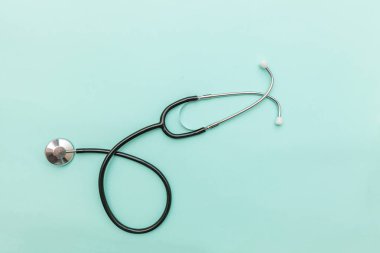 Tıp ekipmanları stetoskop veya fonndoskop trendy pastel mavi arka plan izole. Doktor için alet cihazı. Sağlık hayat sigortası kavramı