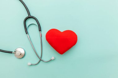 Tıp ekipmanları stetoskop veya fonndoskop ve kırmızı kalp trendy pastel mavi arka plan izole. Doktor için alet cihazı. Sağlık hayat sigortası kavramı