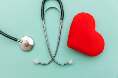 Tıp ekipmanları stetoskop veya fonndoskop ve kırmızı kalp trendy pastel mavi arka plan izole. Doktor için alet cihazı. Sağlık hayat sigortası kavramı