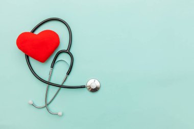 Tıp ekipmanları stetoskop veya fonndoskop ve kırmızı kalp trendy pastel mavi arka plan izole. Doktor için alet cihazı. Sağlık hayat sigortası kavramı