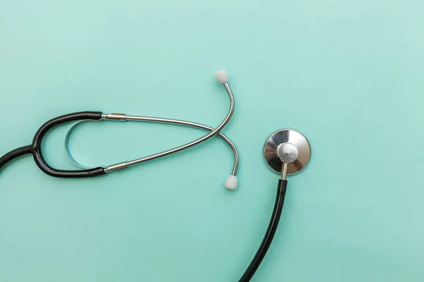 Equipamento de medicina estetoscópio ou fonendoscópio isolado em fundo azul pastel na moda. Dispositivo de instrumento para médico. Conceito de seguro de vida em saúde — Fotografia de Stock