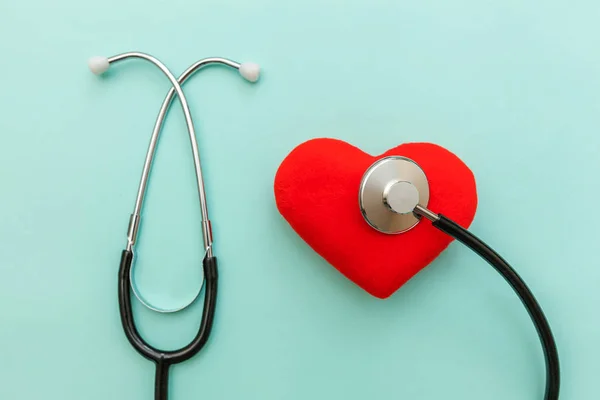 Equipo de medicina estetoscopio o fonendoscopio y corazón rojo aislado sobre fondo azul pastel de moda. Instrumento para médico. Concepto de seguro de vida de salud — Foto de Stock