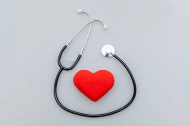 Tıbbi ekipman stetoskop veya fonndoskop ve kırmızı kalp beyaz arka plan üzerinde izole. Doktor için alet cihazı. Sağlık hayat sigortası kavramı