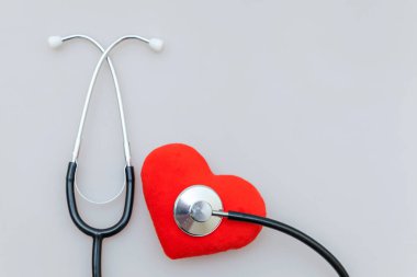 Tıbbi ekipman stetoskop veya fonndoskop ve kırmızı kalp beyaz arka plan üzerinde izole. Doktor için alet cihazı. Sağlık hayat sigortası kavramı