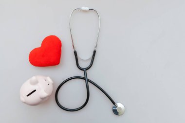 Tıp doktor ekipmanları stetoskop veya fonndoskop kumbara ve kırmızı kalp beyaz arka plan üzerinde izole