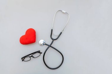 Tıbbi ekipman stetoskop veya fonndoskop gözlük ve kırmızı kalp beyaz arka plan üzerinde izole. Doktor için alet cihazı. Sağlık hayat sigortası kavramı