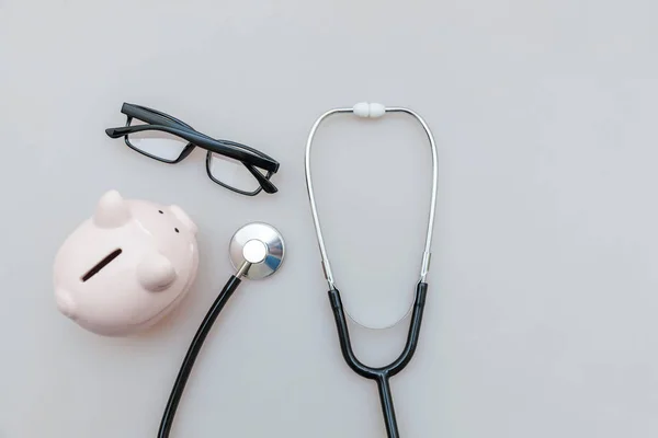 Medycyna lekarz sprzęt stetoskop lub fonendoskopu Piggy Bank okulary izolowane na białym tle — Zdjęcie stockowe