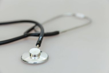 Tıbbi ekipman stetoskop veya fonndoskop beyaz arka plan üzerinde izole. Doktor için alet cihazı. Sağlık hayat sigortası kavramı