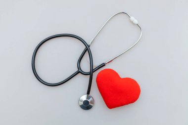 Tıbbi ekipman stetoskop veya fonndoskop ve kırmızı kalp beyaz arka plan üzerinde izole. Doktor için alet cihazı. Sağlık hayat sigortası kavramı
