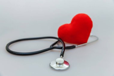 Tıbbi ekipman stetoskop veya fonndoskop ve kırmızı kalp beyaz arka plan üzerinde izole. Doktor için alet cihazı. Sağlık hayat sigortası kavramı