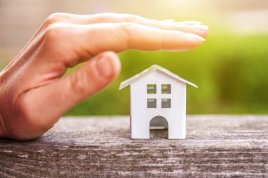 Ahşap minyatür beyaz oyuncak model ev ve kadın kadın el 