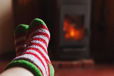 Kış giysileri yün çorap ayaklar kış veya sonbahar akşamı rahatlatıcı ve ısınma evde