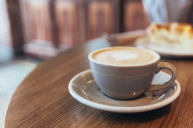 Kafede masada Kahve fincanı taze krem organik kapuçino