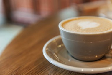 Kafede masada Kahve fincanı taze krem organik kapuçino