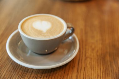 Kafede masada Kahve fincanı taze krem organik kapuçino