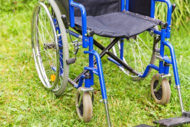 Hasta Hizmetleri için bekleyen hastane parkında çim boş tekerlekli sandalye ayakta