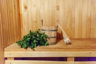 İç detayları Geleneksel sauna aksesuarları havzası huş süpürgesi kepçe ile Fin sauna buhar odası hamamı