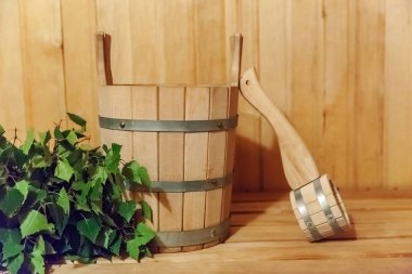 İç detayları Geleneksel sauna aksesuarları havzası huş süpürgesi kepçe ile Fin sauna buhar odası hamamı