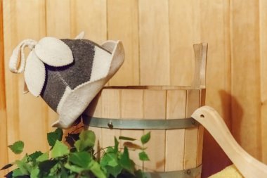 İç detayları Geleneksel sauna aksesuarları havzası huş süpürgesi kepçe şapka havlu keçe ile Fin sauna buhar odası hamam