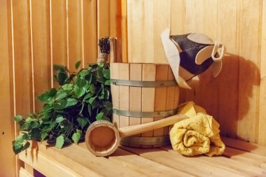 İç detayları Geleneksel sauna aksesuarları havzası huş süpürgesi kepçe şapka havlu keçe ile Fin sauna buhar odası hamam