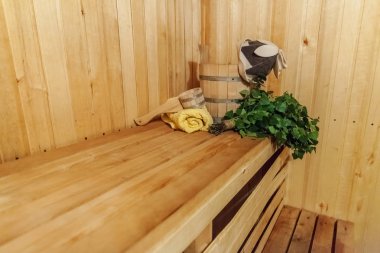 İç detayları Geleneksel sauna aksesuarları havzası huş süpürgesi kepçe şapka havlu keçe ile Fin sauna buhar odası hamam