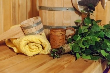 İç detayları Geleneksel sauna aksesuarları havzası huş süpürgesi kepçe şapka havlu keçe ile Fin sauna buhar odası hamam