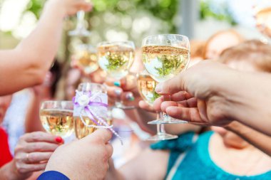 Elleri şampanya ve şarap tost yapma bardak tutan