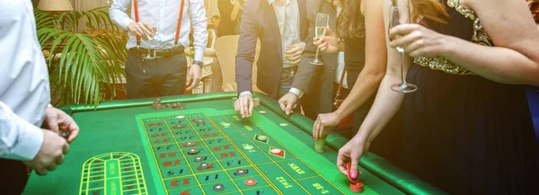 Grupa ludzi za ruletka hazardu tabeli w luksusowym kasynie banner — Zdjęcie stockowe