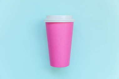 Sadece düz yatıyordu tasarım pembe kağıt kahve fincanı mavi pastel renkli trendy arka plan