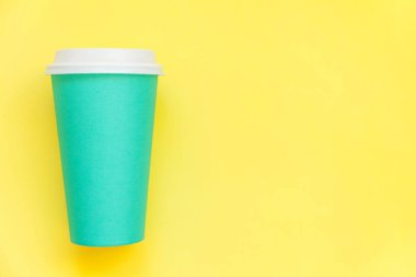 Sadece düz yatıyordu tasarım mavi kağıt kahve fincanı sarı renkli trendy arka plan izole