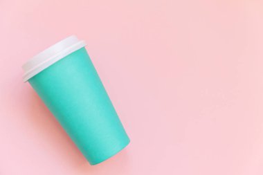 Sadece düz yatıyordu tasarım mavi kağıt kahve fincanı pembe pastel renkli trendy arka plan
