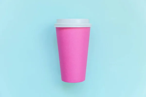 Jednoduše plochý návrh na růžovou papírovou kávu šálek na modrý pastelově barevný módní pozadí — Stock fotografie