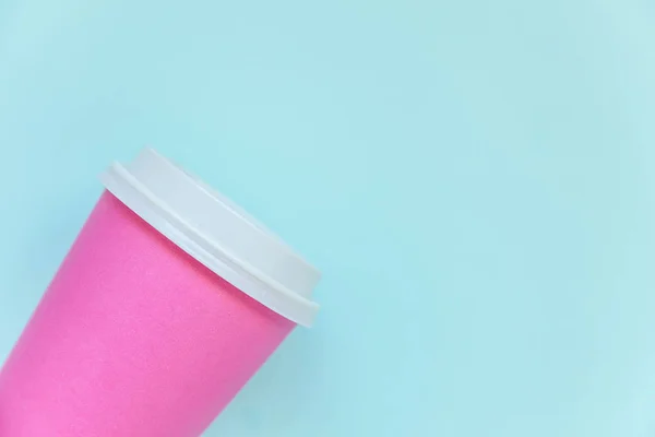 Jednoduše plochý návrh na růžovou papírovou kávu šálek na modrý pastelově barevný módní pozadí — Stock fotografie