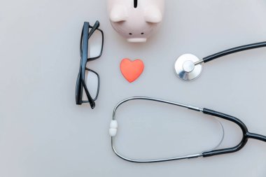 Tıp doktor ekipmanları stetoskop veya fonndoskop kumbara gözlük beyaz arka plan üzerinde izole