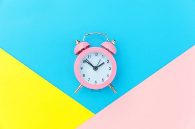 Vintage alarm saati mavi sarı pembe pastel renkli trendy geometrik arka plan üzerinde izole