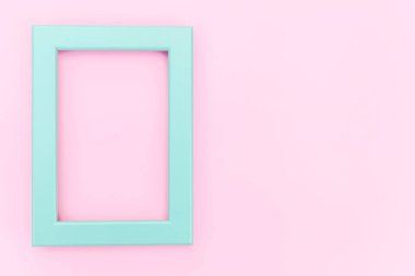 Pembe pastel renkli arka planda izole boş mavi çerçeve ile basitçe tasarım