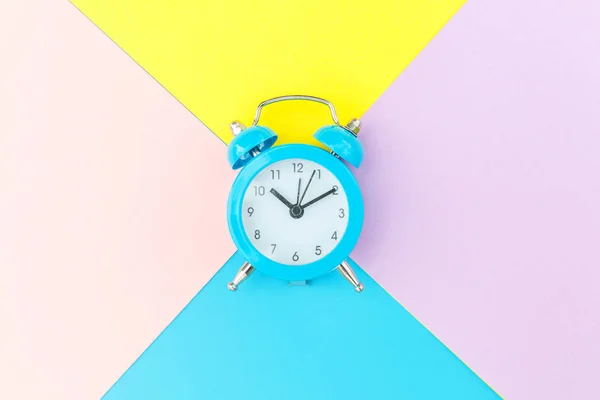 Relógio despertador vintage isolado em azul amarelo rosa pastel colorido moderno fundo geométrico — Fotografia de Stock