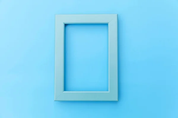 Simplement design avec cadre bleu vide isolé sur fond bleu pastel coloré — Photo