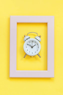 Sarı renkli trendy arka plan izole pembe çerçeve içinde zil çift çan vintage çalar saat
