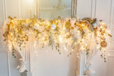 Klasik yeni yıl dekore edilmiş Noel şöminesi