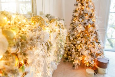 Klasik yeni yıl dekore edilmiş Noel şöminesi