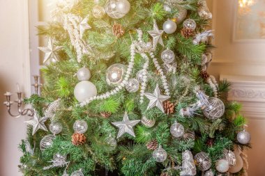 Klasik Noel ağacıyla süslenmiş yeni yıl odası.