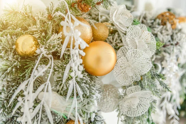 Nuovo anno classico decorato albero di Natale — Foto Stock