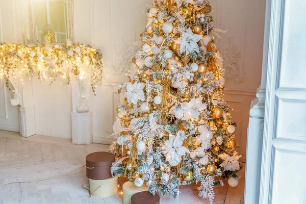 Классический новогодний интерьер с елкой — стоковое фото