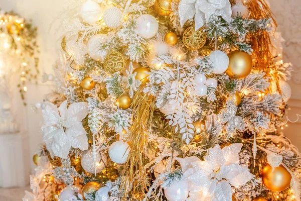 Klasický Nový rok zdobené vánoční stromeček — Stock fotografie