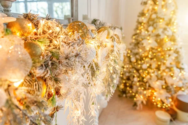 Nuovo anno classico decorato camino di Natale — Foto Stock