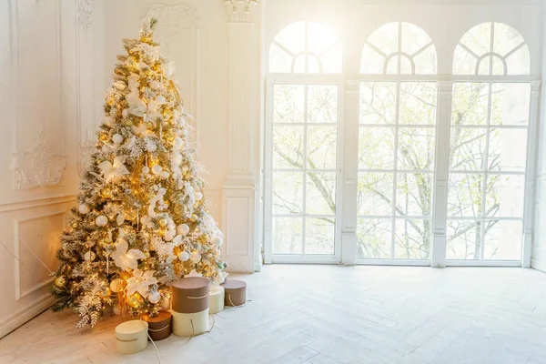 Natale classico Capodanno decorato camera interna — Foto Stock