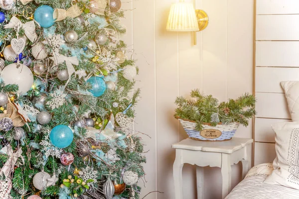 Quarto interior decorado Ano Novo Clássico com árvore de Natal — Fotografia de Stock