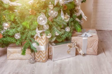 Klasik Noel ağacıyla süslenmiş yeni yıl odası.